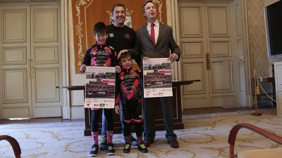 Sánchez Guijo, junto a Oche Alonso y dos alumnos de la escuela.