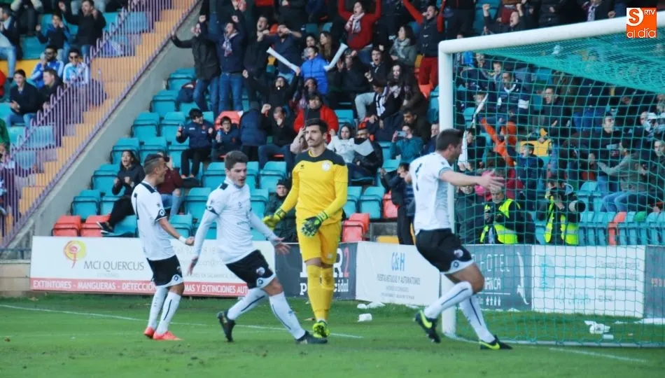 Caramelo, Amaro y Zarate celebran ante un circunspecto Molina el gol que dio la victoria al Salmantino UDS en el derbi del Helmántico.