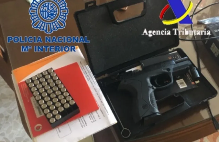 Tres pistolas de fogueo manipuladas, entre el material incautado