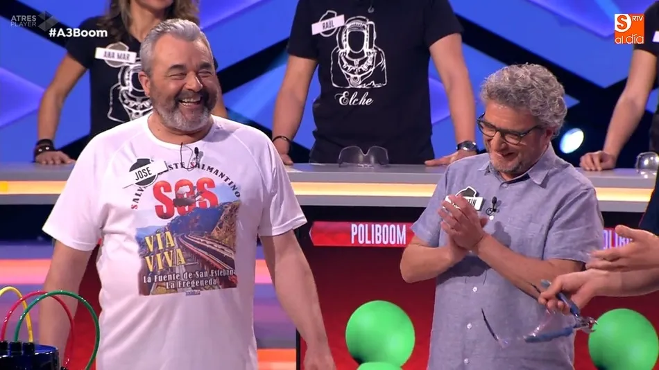 José Pinto explicaba al presentador de Boom el significado del estampado de su camiseta / FOTOS: CAPTURA DE PANTALLA A3MEDIA