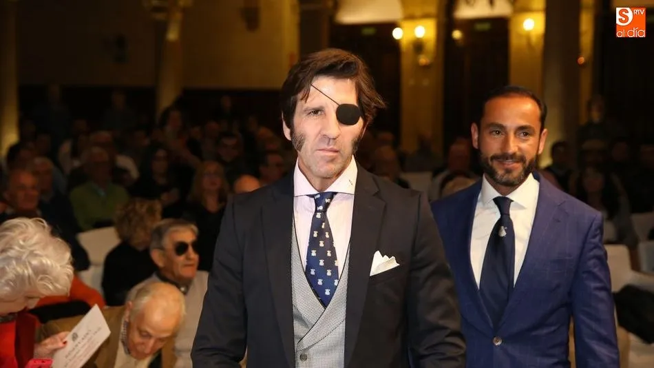 Padilla hace su entrada en el acto acompañado por el encargado de presentar el acto. Fotos: Alberto Martín