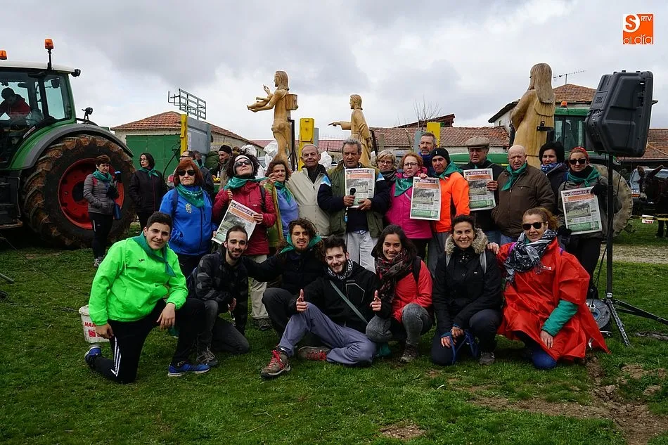 Los miembros de ACASAN posan con el nuevo número de SALAMANCA AL DÍA