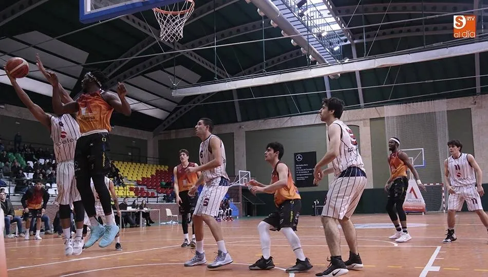 Un jugador de Aquimisa trata de impedir un pase en un partido en Carbajosa.
