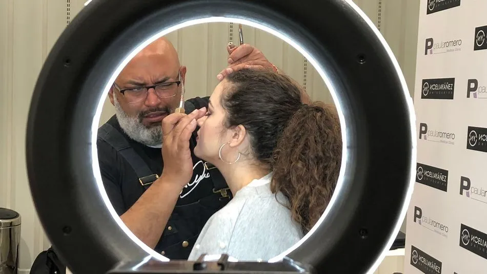 Lewis Amarante maquillando a una voluntaria en El Tormes