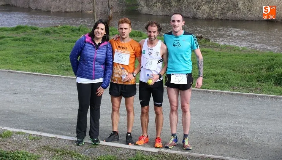 Los tres primeros de la categoría masculina junto a la concejal de Deportes. Fotos: Alberto Martín