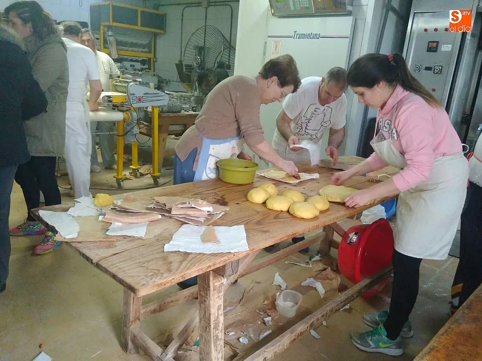 Siguiendo la receta tradicional, los hornazos visitan el horno el domingo para estar listos el Lunes de Aguas
