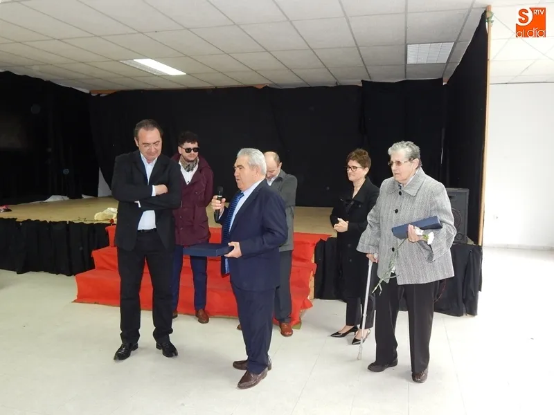 Los homenajeados Clotilde Tabernero y Juan Manuel Rivas con los representantes de la Corporación Municipal de Vega de Tirados