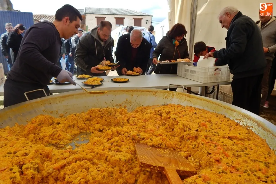 Una gran paella popular en Torresmenudas.