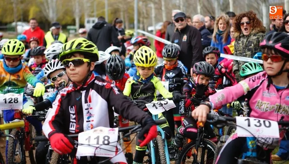 Los corredores de una de las categorías esperan la salida. Foto: Alejandro López