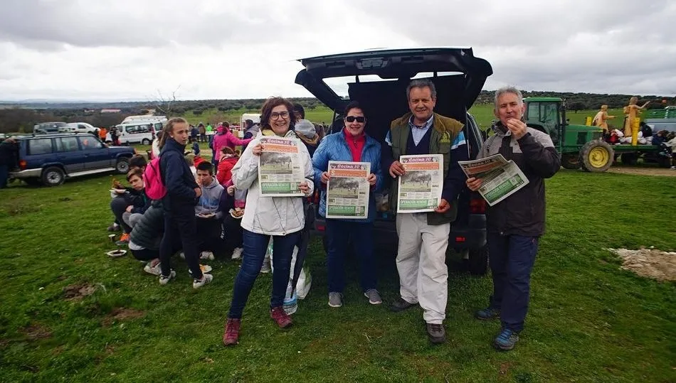 Los peregrinos del Vía Lucis disfrutan del periódico en su parada en la finca de Sanchituerto / KIKO ROBLES