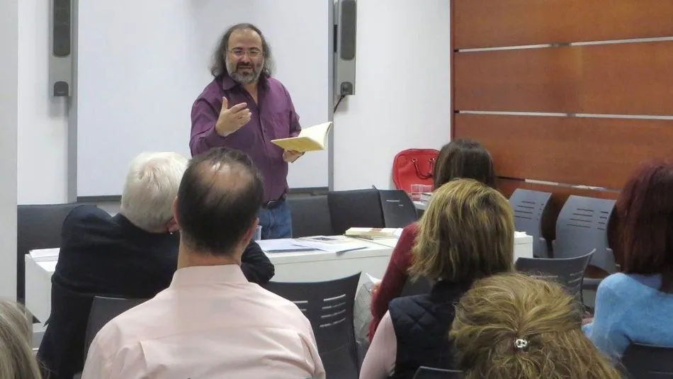 Momento de la conferencia de Alfredo Pérez Alencart