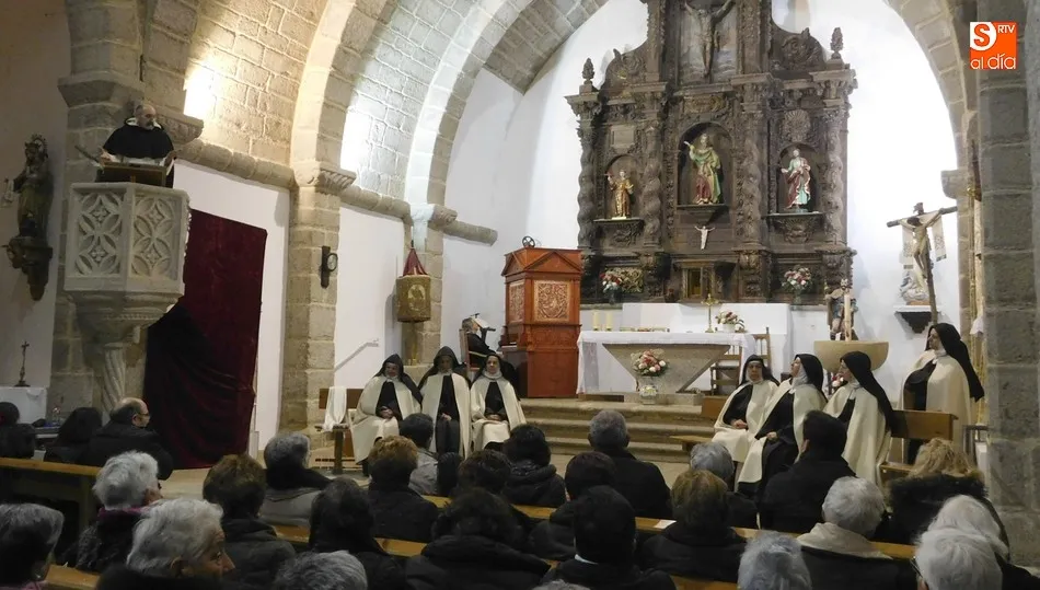 La iglesia de san Bartolomé, de Los Santos, acogió este domingo una nueva representación de Teresa, la jardinera de la luz