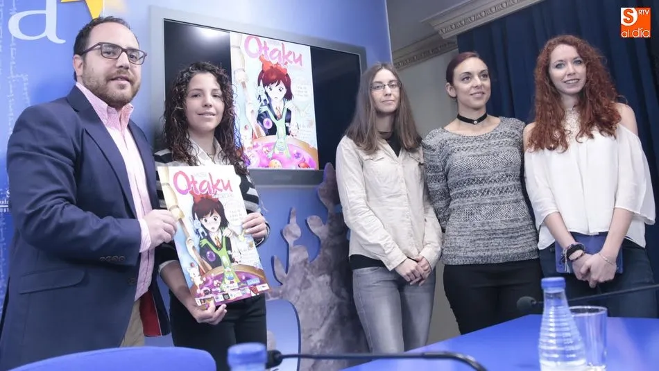 El concejal de Juventud, Daniel Llanos, la organizadora, Naghore Maíllo, la presidenta de la asociación Comanplay, Sonsoles Fernández, y la  presidenta de Amigos de Japón en Salamanca, Marisa Suárez