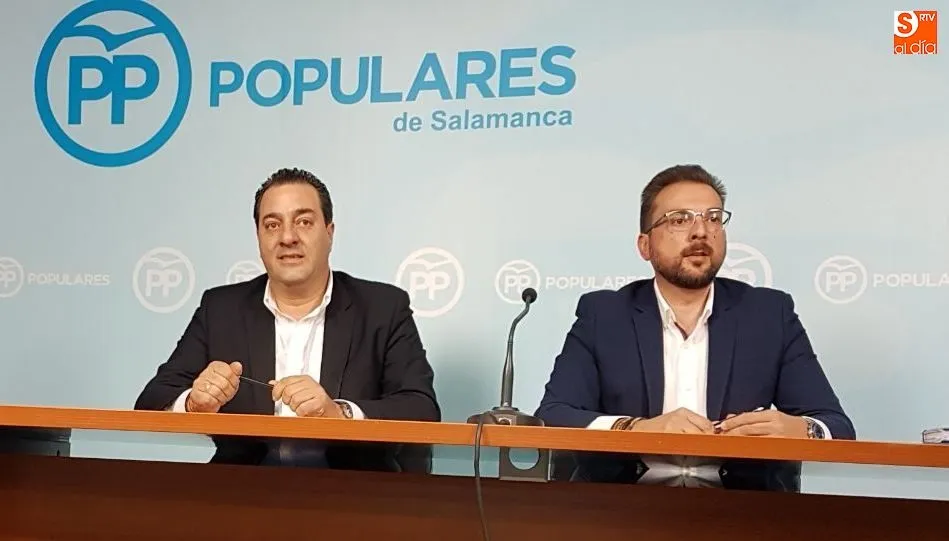 El diputado nacional Bienvenido de Arriba y el procurador Salvador Cruz, en la sede del PP salmantino