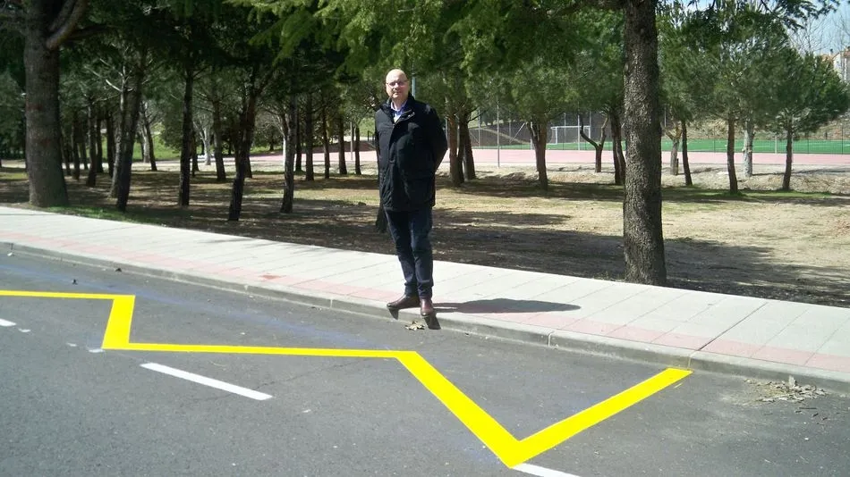 El concejal Jesús Hernández muestra la nueva parada de autobús en Aldebarán