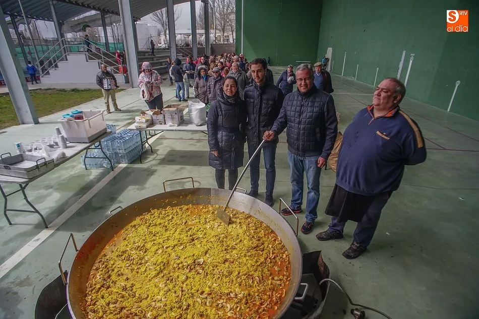 El alcalde, Julián Ramos, y los concejales, Ángel Picado y María Jesús Moro, iniciaron el reparto de la paella del Lunes de Aguas