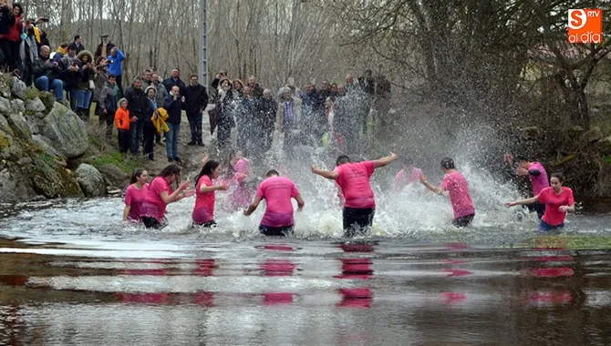 Los Quintos de Alaraz cumplían con su tradición de cada lunes de aguas y pasaban el rió Gamo en honor al Santo Cristo del Monte y la Virgen