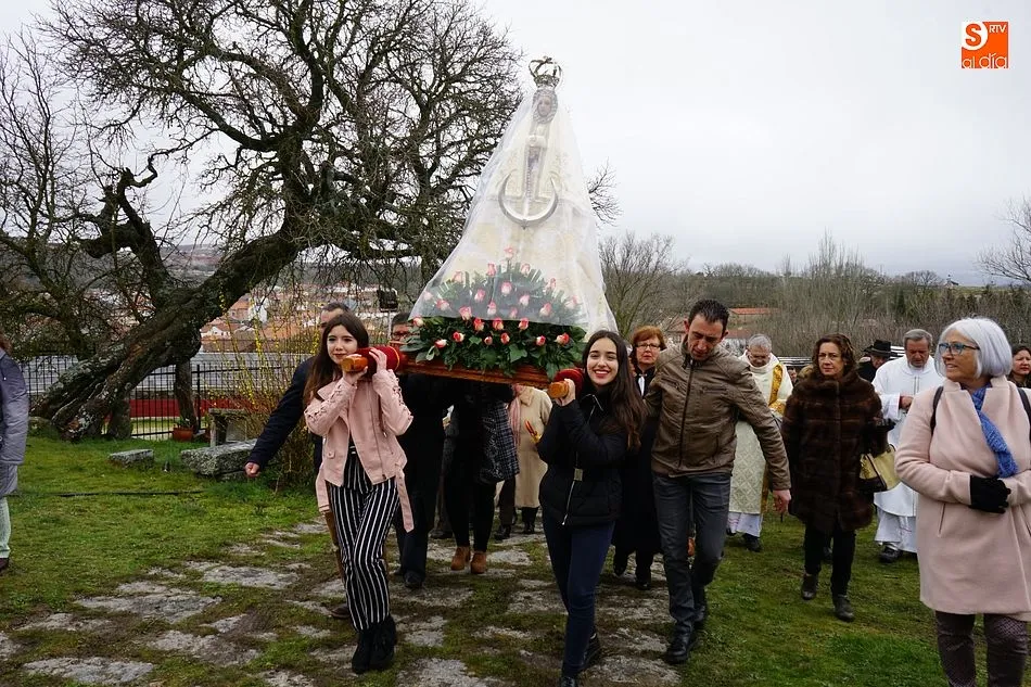 La imagen de la Virgen del Gozo llegó a la ermita portada por vecinas de Los Santos