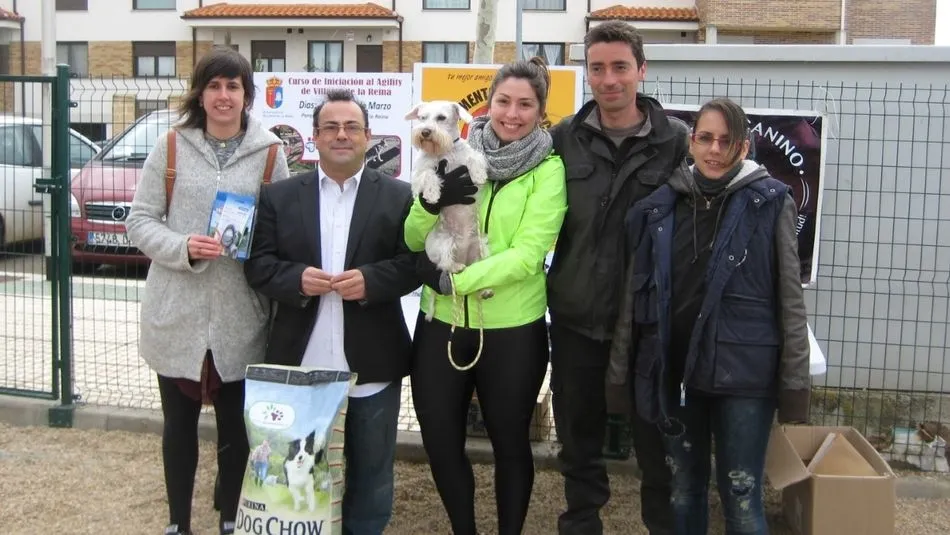 Mónica Hidalgo, ganadora del primer premio, posa junto a su mascota