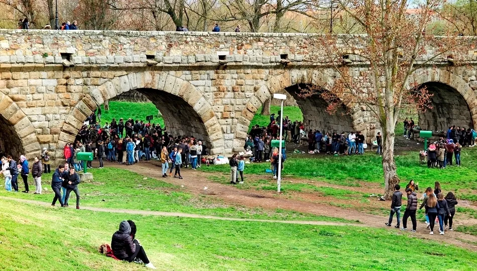Al abrigo de la piedra romana