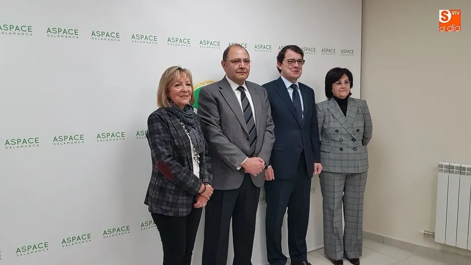 El alcalde de la ciudad y la concejala, durante su visita al nuevo centro de Aspace