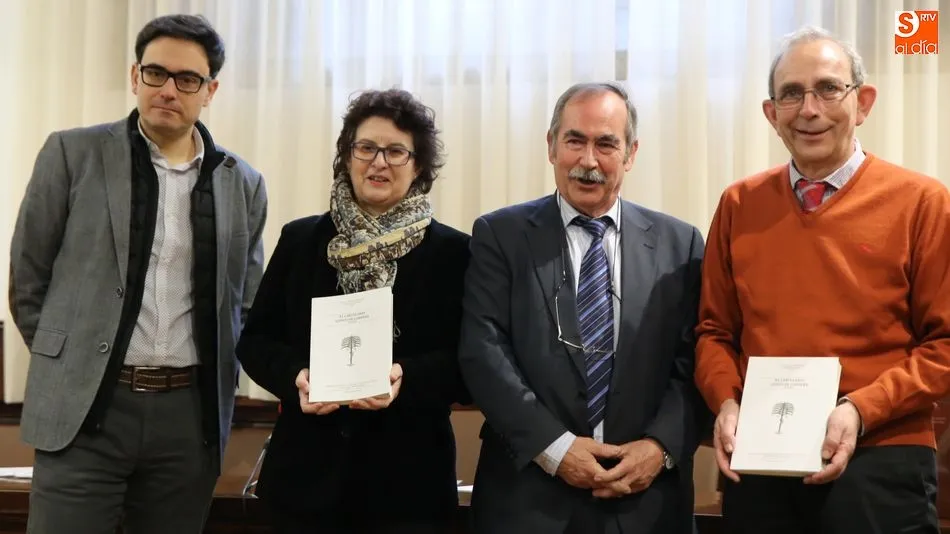 El profesor de la Facultad de Filología de la USAL, José Antonio Bartol, y el profesor de la Universidad de León, José Ramón Morala, junto a otros compañeros, en la presentación de este libro. Foto de Alberto Martín