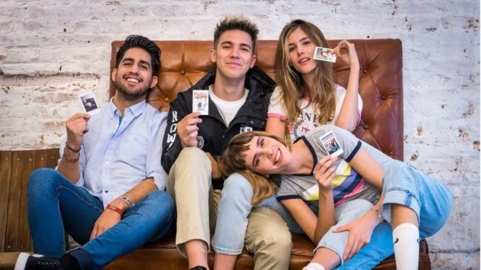 Los influencers  Brisa Fenoy, Irina Isasia, Dante Caro y Logan G son los protagonistas de la serie
