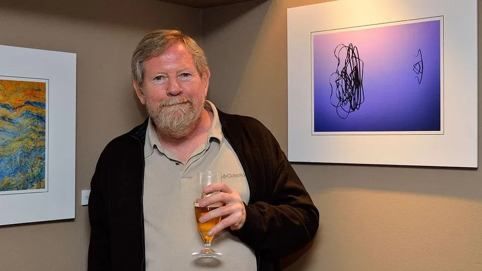 Prof. Doctor John Hyde, fallecido en 2016, junto a sus fotografías