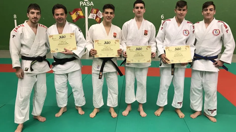 Los judocas del Doryoku, con sus diplomas.