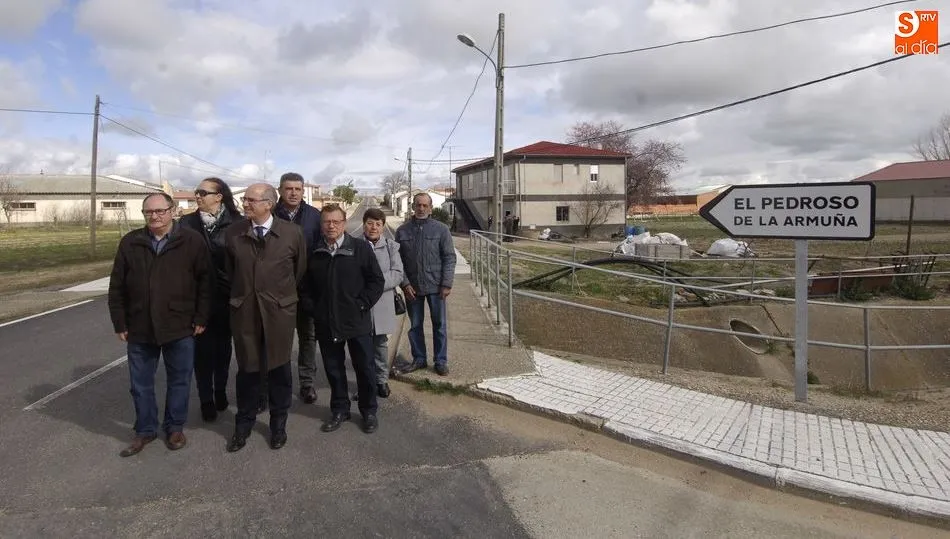 Javier Iglesias, presidente de la Diputación, junto a algunas autoridades locales, en su visita a Arabayona. Fotos/  Adrián Martín