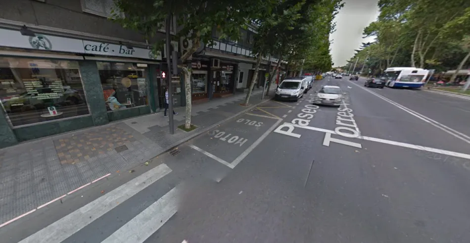 Baliza en el paseo de Torres Villarroel