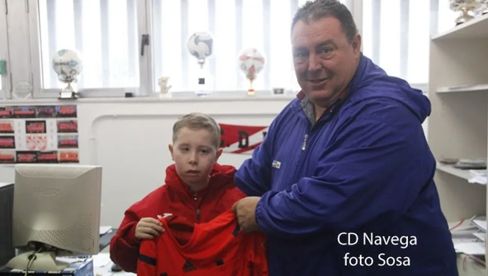 Luis Castilla entrega a Rubén la camiseta del árbitro Iglesias Villanueva.