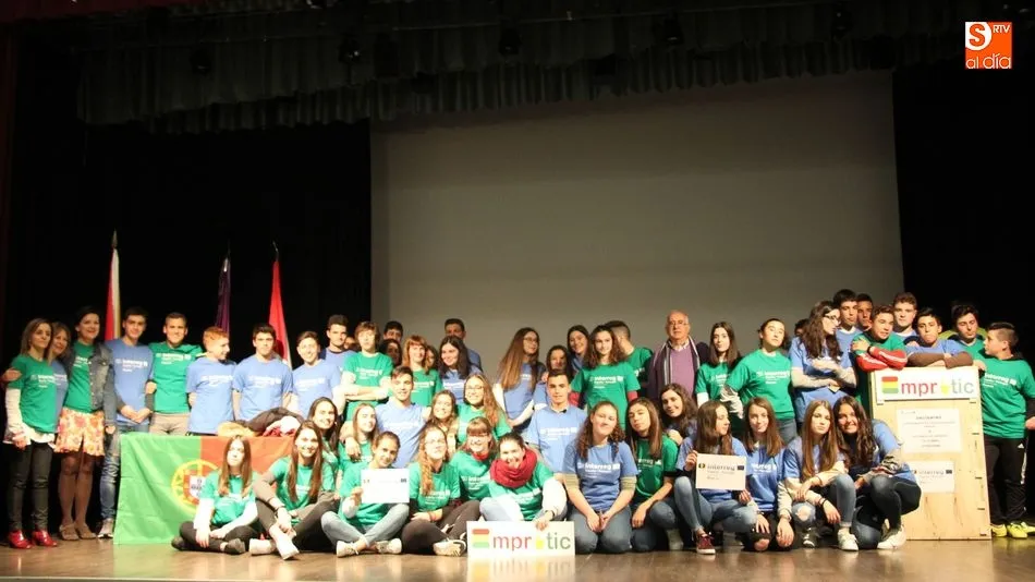 Foto de familia de los alumnos del Agrupamento de Escolas Dr António Granjo y del IES Ramos del Manzano