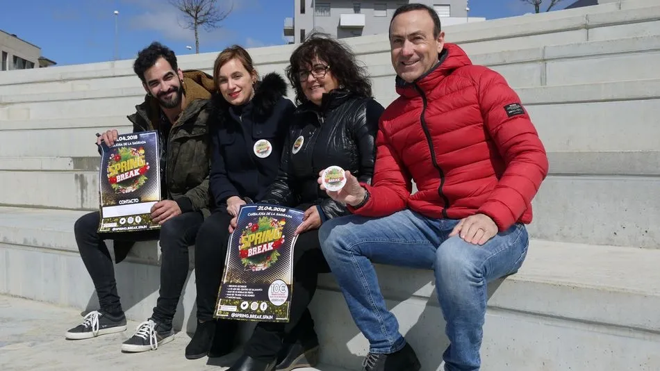 Los responsables municipales y de la organización, con el cartel anunciador.