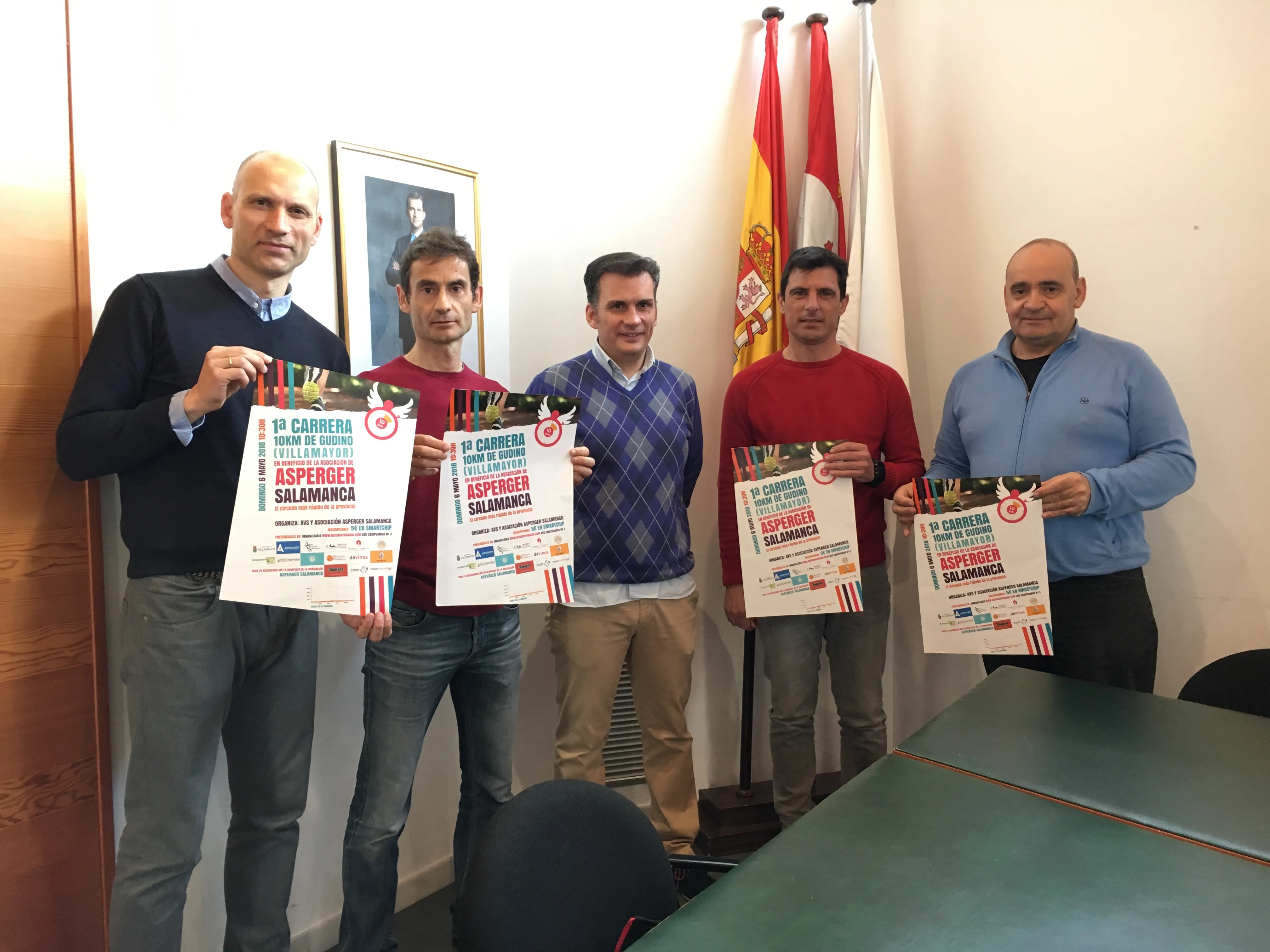 Los organizadores, con los responsables municipales de Villamayor.