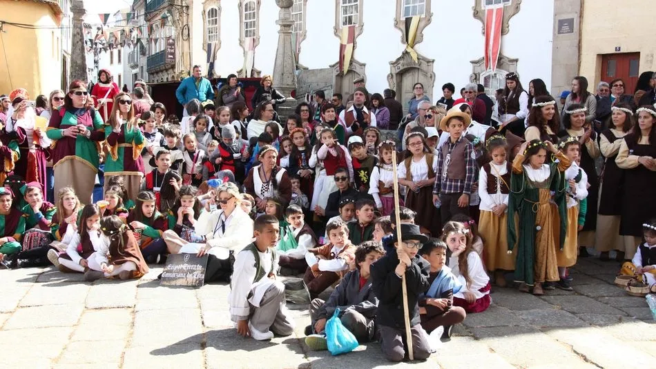Alumnos de la primera Jornada Conociéndonos en la Feria Medieval de Torre de Moncorvo 2017