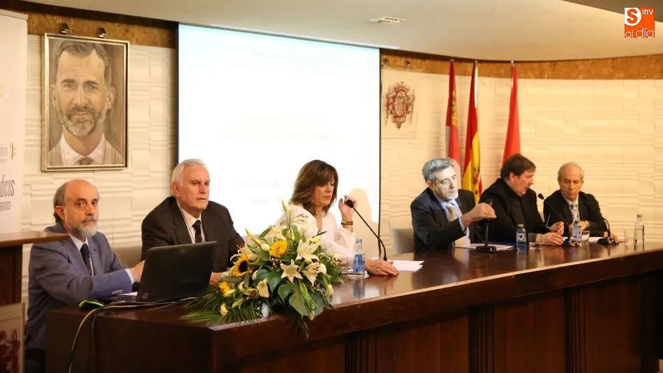Isabel Bernardo se dirige a los asistentes, junto a sus compañeros en el recital. Fotos: Alberto Martín