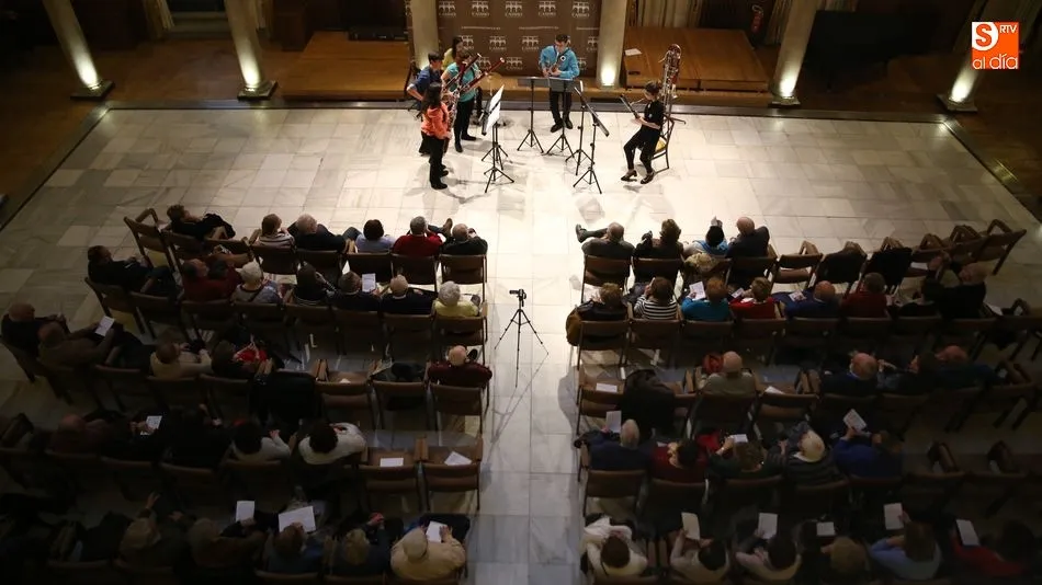 Un momento del concierto donde los numerosos asistentes siguen con emoción contenida las piezas de los músicos. Fotos: Alberto Martín