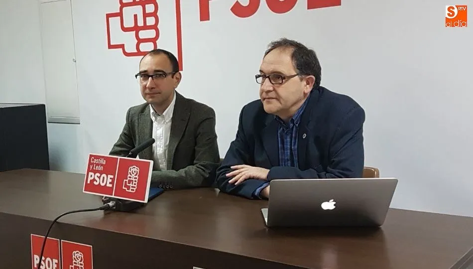 David Serrada, diputado del PSOE por Salamanca, y Santiago López, secretario del área de economía e I+D+i en la comisión ejecutiva provincial