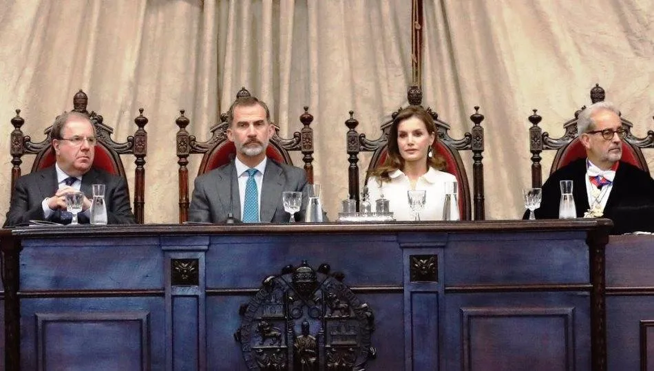 El Rey Felipe VI, junto a la Reina Letizia, al ex Rector de la Usal, Daniel Hernández, y al presidente de la Junta, Juan Vicente Herrera, en Salamanca.