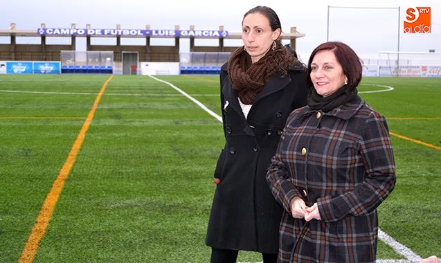 La alcaldesa Carmen Ávila y la concejal de deportes Pilar García, han presentado las reformas acometidas en el Polideportivo y el campo del Luis García