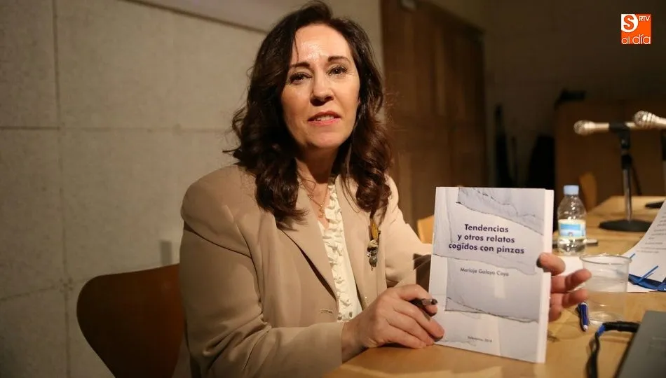 La autora muestra un ejemplar al fotógrafo de SALAMANCArtv AL DÍA. Fotos: Alberto Martín