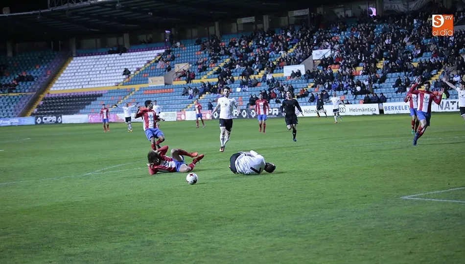 Garban, en el suelo, tras ser objeto de un penalti que el colegiado no señaló el pasado miércoles.