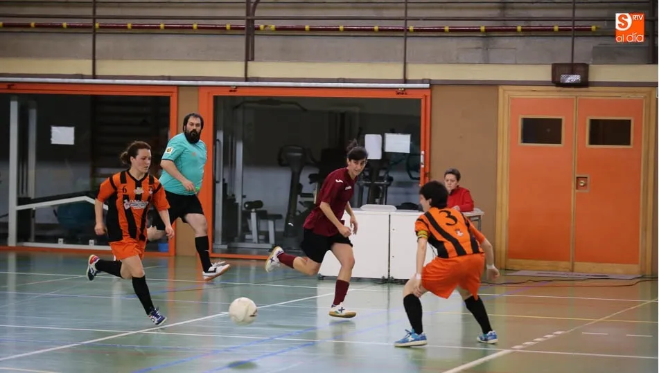 Un lance del encuentro disputado en el pabellón Unamuno entre las chicas de la Universidad y el Laguna. Fotos: Alberto Martín