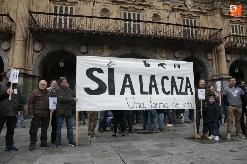 Concentración en defensa de la caza y los cazadores en la Plaza Mayor de Salamanca