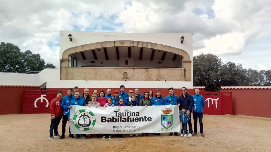 Socios de Pasión Taurina Babilafuente durante la visita