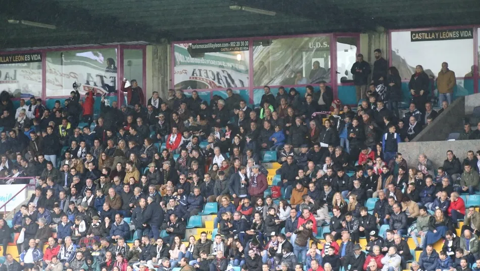 La afición del Salmantino UDS cantó queremos entradas, corta los setos, y presi,...