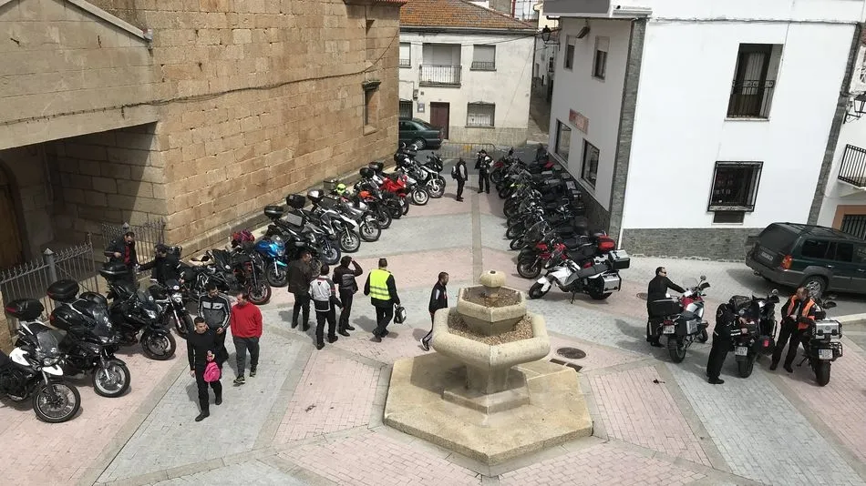 Un total de 260 moteros disfrutan de una buena mesa en Saucelle  