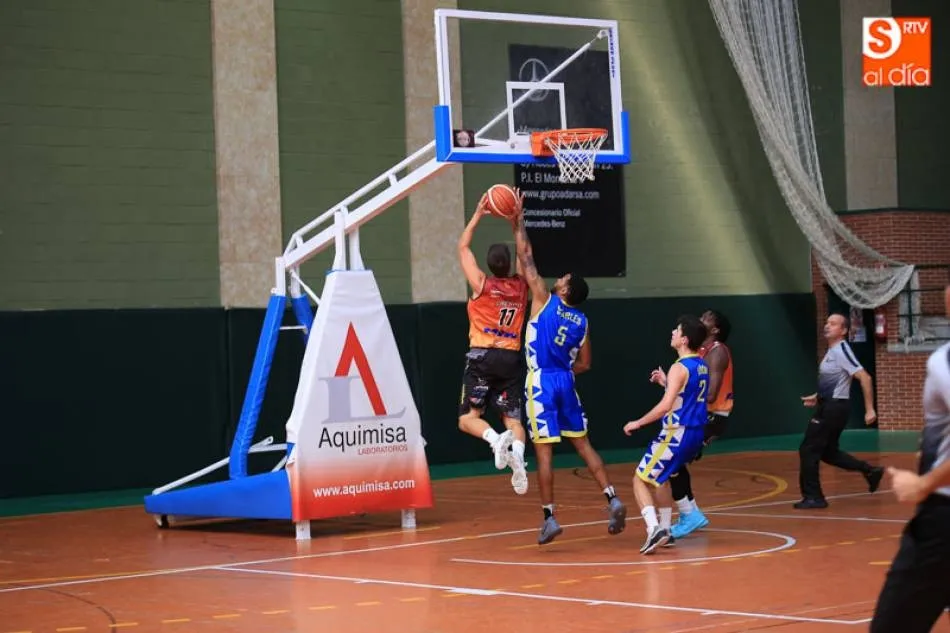 Una acción del partido que el Aquimisa Carbajosa jugó el pasado miércoles en casa