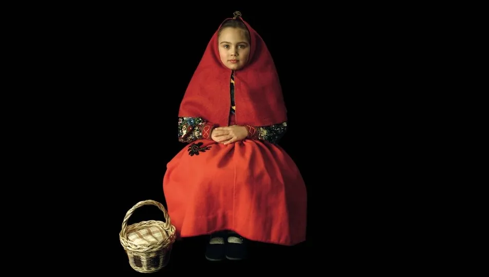 El documental junta recuerdos, cuentos, historias, oraciones, refranes, poesías, adivinanzas y canciones relacionadas con el lobo